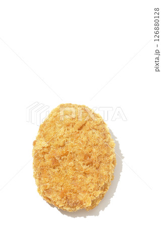 ビーフコロッケを白背景で撮影 126880128