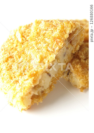 ビーフコロッケを白背景で撮影 126880166