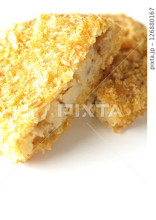 ビーフコロッケを白背景で撮影 126880167