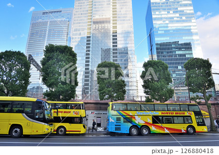 東京駅丸の内口前に停まる黄色いはとバス 126880418