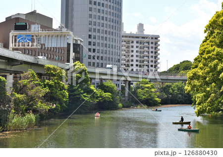 紀尾井町弁慶橋から見る外濠で釣りをする人 126880430