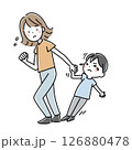 嫌がる子供と手を引く母親のイラスト 126880478