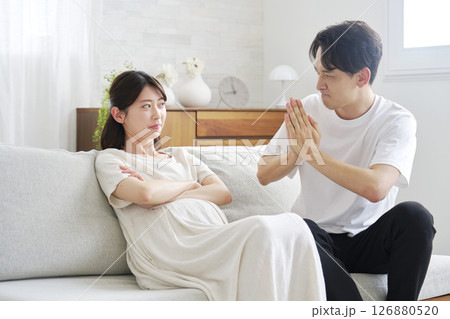 夫婦喧嘩 妊娠中の妻に謝る夫 夫婦喧嘩 妊娠中の妻に謝る夫 126880520