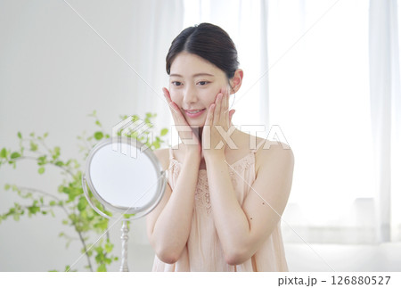 女性 美容 顔のスキンケア 自宅 女性 美容 顔のスキンケア 自宅 126880527