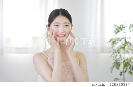 女性 美容 スキンケア カメラ目線 自宅 女性 美容 スキンケア カメラ目線 自宅 126880534
