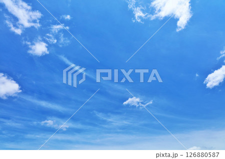 夏の青空と雲 126880587