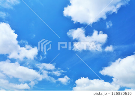 夏の青空と雲 126880610