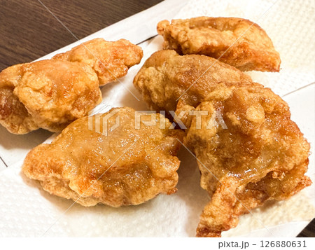 揚げたての鶏のから揚げ 126880631