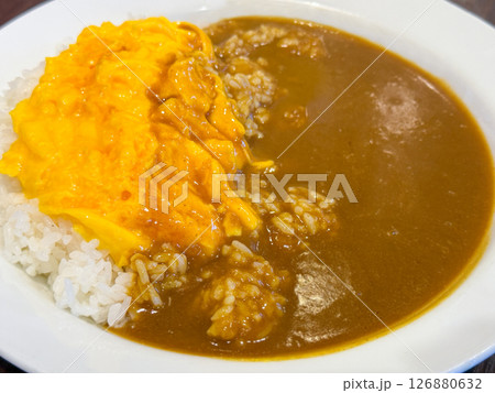 カレーライスにトッピングのオムレツ 126880632