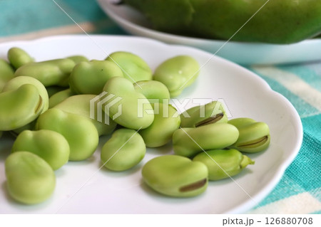 さやから取り出した新鮮なソラマメ 126880708