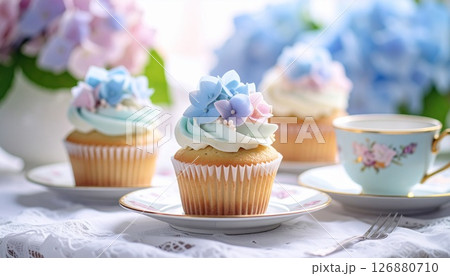 アンティーク食器に咲く紫陽花カップケーキ 126880710