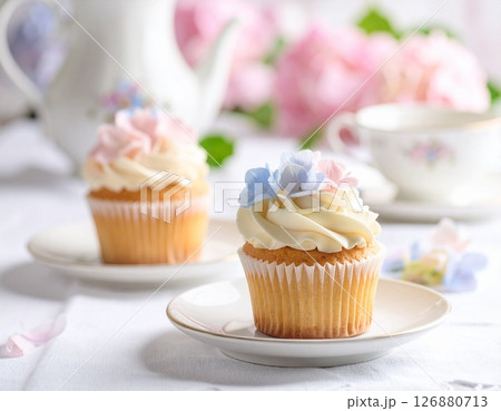 アンティーク食器に咲く紫陽花カップケーキ 126880713