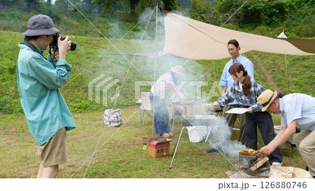 キャンプ場で記念写真を撮る家族 126880746