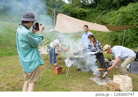 キャンプ場で記念写真を撮る家族 キャンプ場で記念写真を撮る家族 126880747
