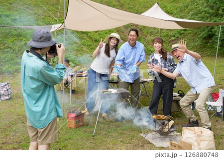 キャンプ場で記念写真を撮る家族 キャンプ場で記念写真を撮る家族 126880748