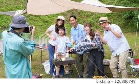 キャンプ場で記念写真を撮る家族 キャンプ場で記念写真を撮る家族 126880749