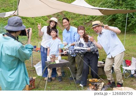 キャンプ場で記念写真を撮る家族 キャンプ場で記念写真を撮る家族 126880750