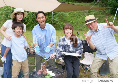 キャンプ場で記念写真を撮る家族 126880751