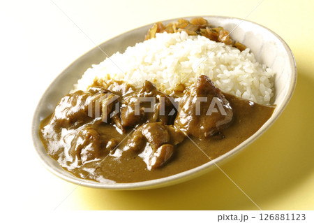 大きな鶏肉がゴロゴロと入っているチキンカレー 126881123