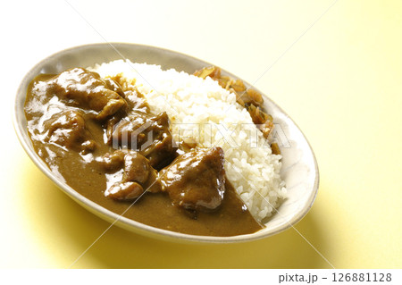 大きな鶏肉がゴロゴロと入っているチキンカレー 126881128