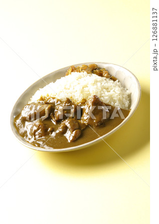 大きな鶏肉がゴロゴロと入っているチキンカレー 126881137