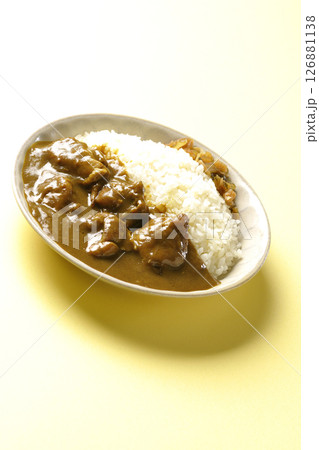 大きな鶏肉がゴロゴロと入っているチキンカレー 126881138