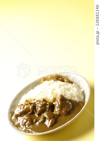大きな鶏肉がゴロゴロと入っているチキンカレー 126881140