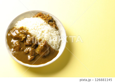 大きな鶏肉がゴロゴロと入っているチキンカレー 126881145