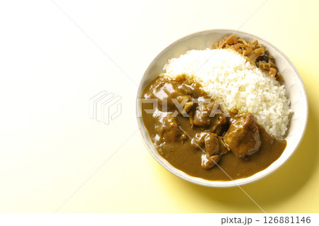 大きな鶏肉がゴロゴロと入っているチキンカレー 126881146