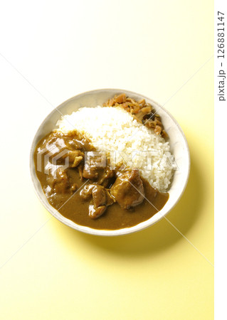 大きな鶏肉がゴロゴロと入っているチキンカレー 126881147