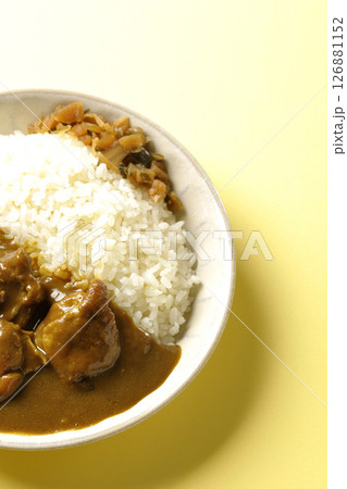 大きな鶏肉がゴロゴロと入っているチキンカレー 126881152