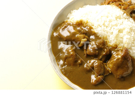 大きな鶏肉がゴロゴロと入っているチキンカレー 126881154