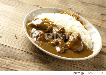 大きな鶏肉がゴロゴロと入っているチキンカレー 126881164