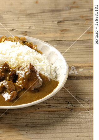 大きな鶏肉がゴロゴロと入っているチキンカレー 126881181