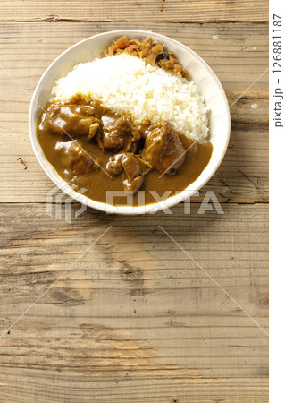 大きな鶏肉がゴロゴロと入っているチキンカレー 126881187