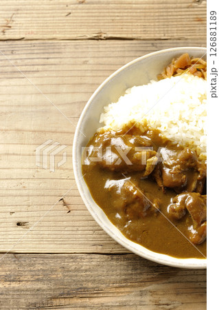 大きな鶏肉がゴロゴロと入っているチキンカレー 126881189