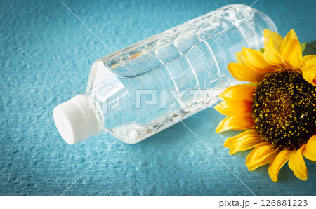 ペットボトル入りの水とひまわり 水分摂取 ミネラルウォーター ペットボトル入りの水とひまわり 水分摂取 ミネラルウォーター 126881223