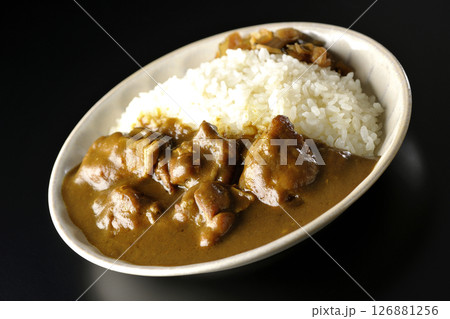 大きな鶏肉がゴロゴロと入っているチキンカレーを黒背景で撮影 126881256