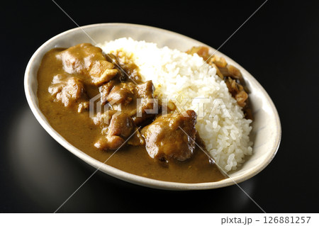 大きな鶏肉がゴロゴロと入っているチキンカレーを黒背景で撮影 大きな鶏肉がゴロゴロと入っているチキンカレーを黒背景で撮影 126881257