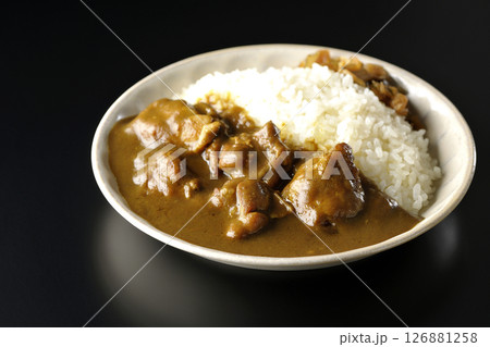 大きな鶏肉がゴロゴロと入っているチキンカレーを黒背景で撮影 大きな鶏肉がゴロゴロと入っているチキンカレーを黒背景で撮影 126881258