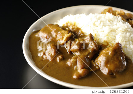 大きな鶏肉がゴロゴロと入っているチキンカレーを黒背景で撮影 126881263