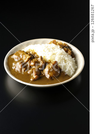 大きな鶏肉がゴロゴロと入っているチキンカレーを黒背景で撮影 126881267
