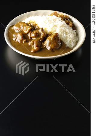 大きな鶏肉がゴロゴロと入っているチキンカレーを黒背景で撮影 126881268