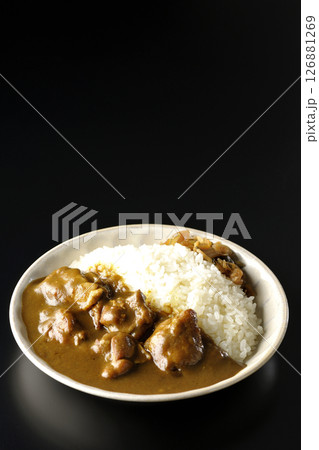 大きな鶏肉がゴロゴロと入っているチキンカレーを黒背景で撮影 126881269