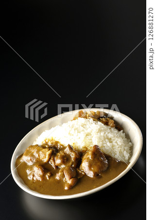 大きな鶏肉がゴロゴロと入っているチキンカレーを黒背景で撮影 126881270