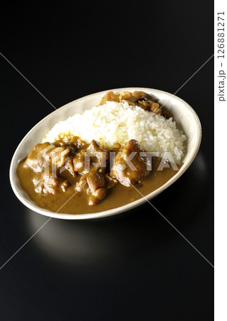 大きな鶏肉がゴロゴロと入っているチキンカレーを黒背景で撮影 126881271
