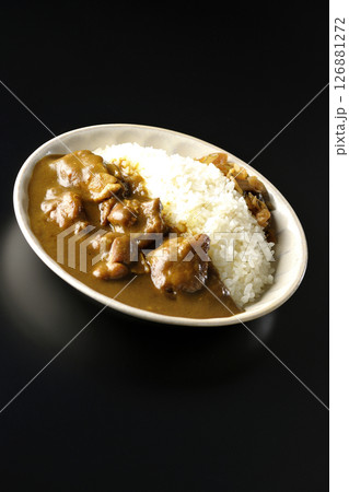 大きな鶏肉がゴロゴロと入っているチキンカレーを黒背景で撮影 126881272