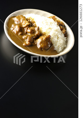 大きな鶏肉がゴロゴロと入っているチキンカレーを黒背景で撮影 126881273