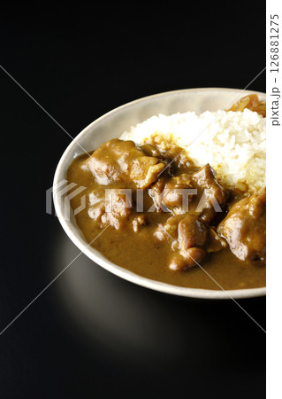 大きな鶏肉がゴロゴロと入っているチキンカレーを黒背景で撮影 大きな鶏肉がゴロゴロと入っているチキンカレーを黒背景で撮影 126881275