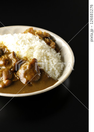 大きな鶏肉がゴロゴロと入っているチキンカレーを黒背景で撮影 126881276